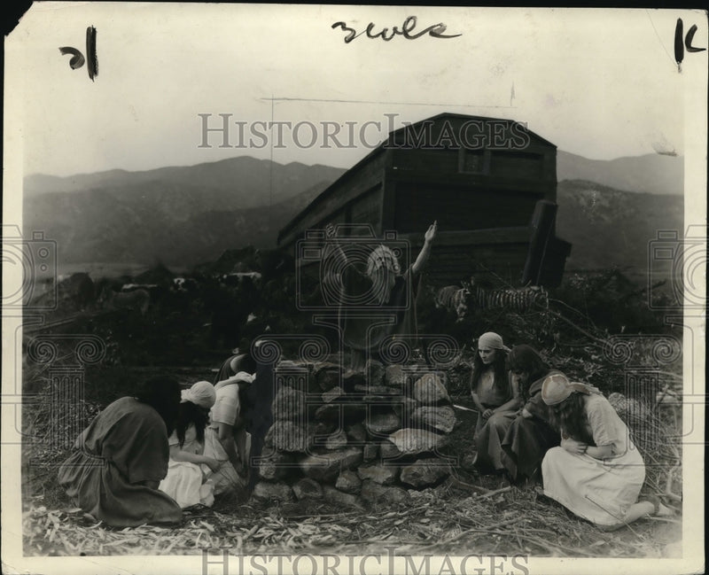 Load image into Gallery viewer, 1923 Press Photo Noah gives thanks to the Lord after the flood
