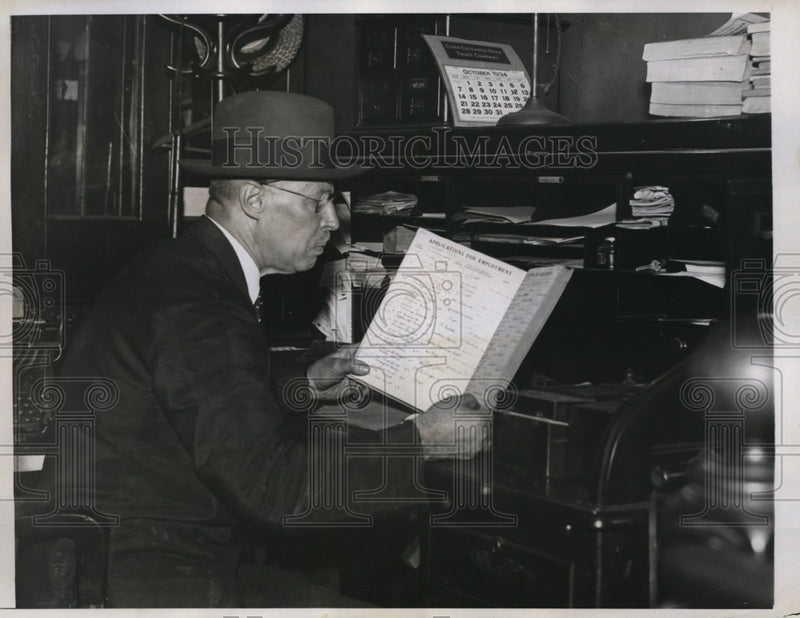 Load image into Gallery viewer, 1934 Press Photo EVC Pescia employment agency testifies in B Haupmann case

