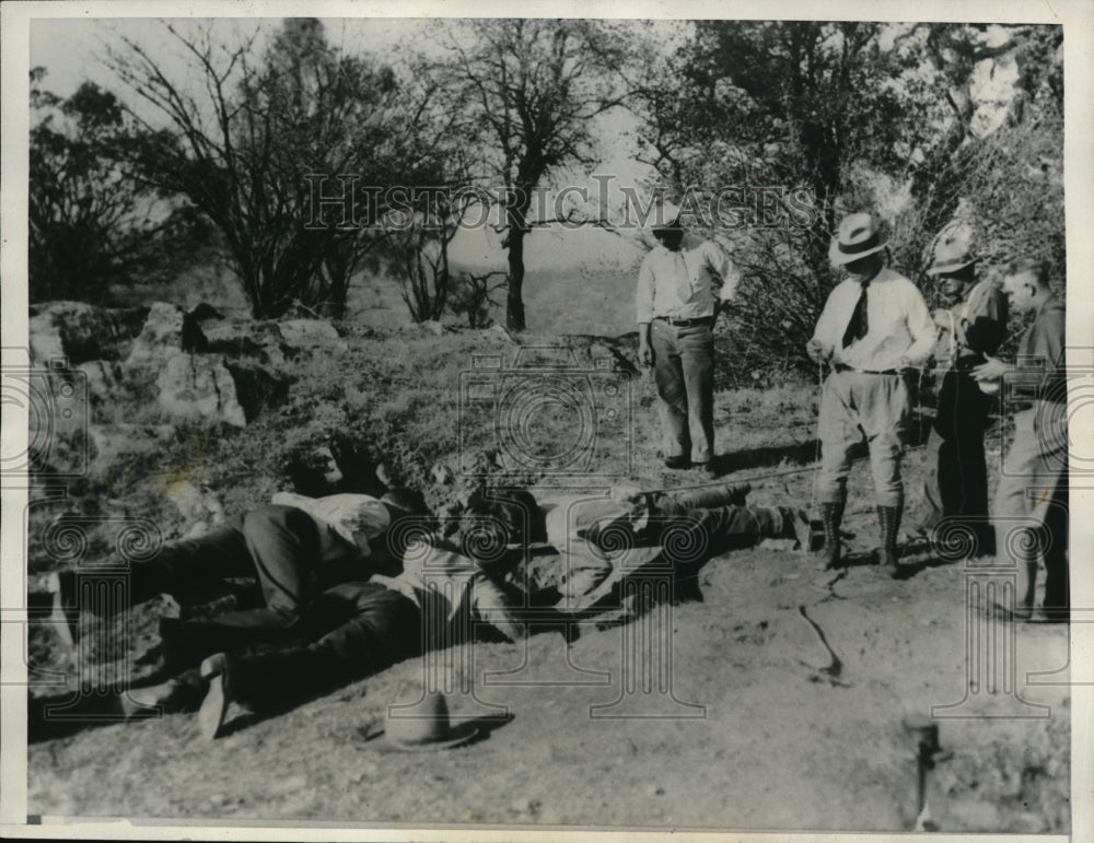 1931 Press Photo The bodies of murdered people found in an abandoned mine