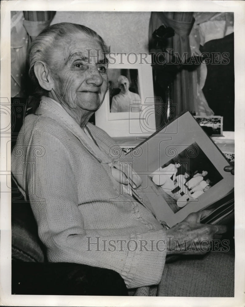 1940 Press Photo Annie Lyon Howe Rochester Honored by Emperor Japan Blue Ribbon