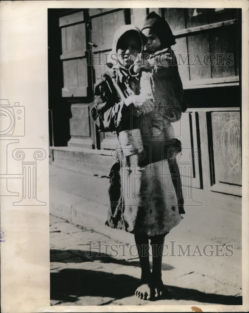 1945 Press Photo Greece woman trudge to market with her daughter in her arms