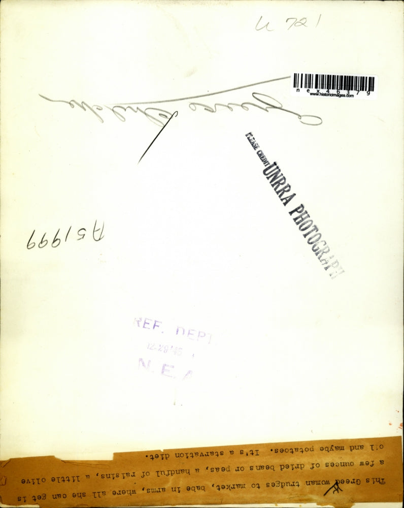 1945 Press Photo Greece woman trudge to market with her daughter in her arms