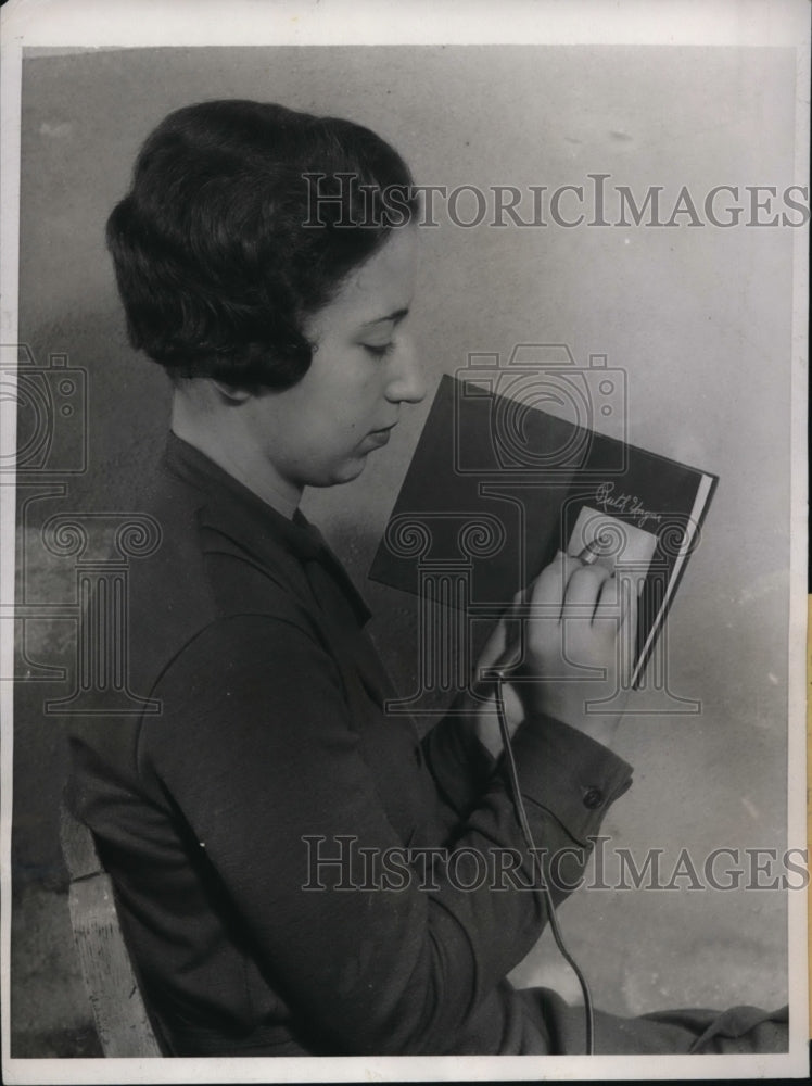 Load image into Gallery viewer, 1933 Press Photo Ruth Ungar, daughter of the inventor of the Magic Stylus
