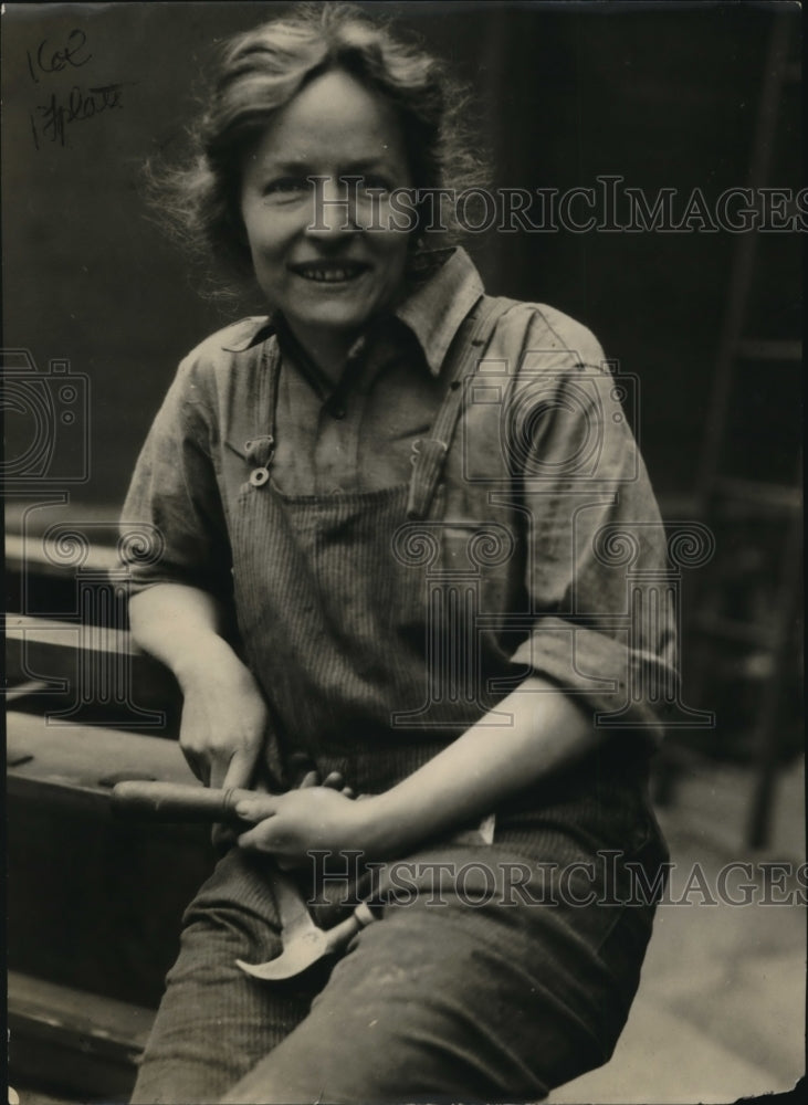 1922 Press Photo Dorothy Moore, who has adopted the Carpenter's workbench