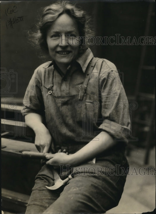1922 Press Photo Dorothy Moore, who has adopted the Carpenter's workbench