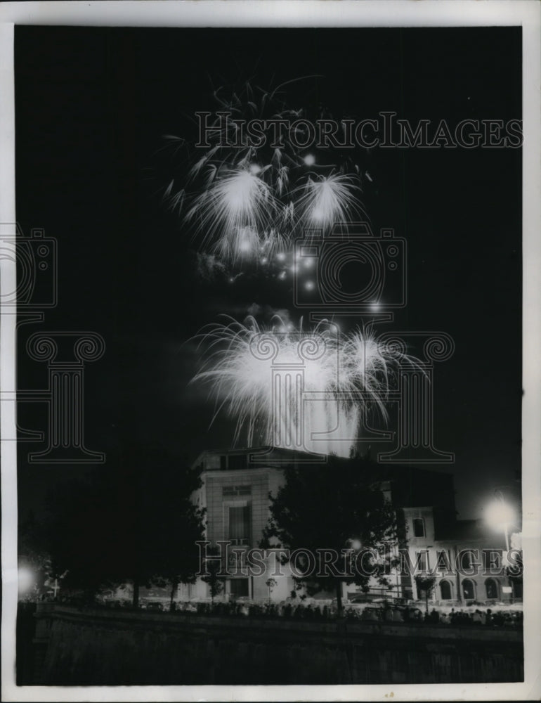 1958 Press Photo Fireworks lighting up the night sky at Trastevere, Rome Italy