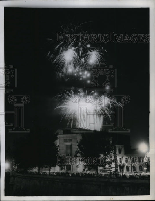 1958 Press Photo Fireworks lighting up the night sky at Trastevere, Rome Italy