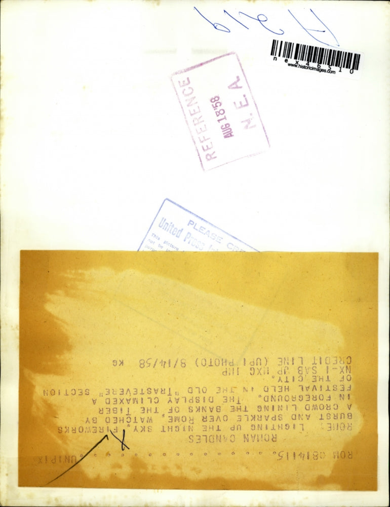 1958 Press Photo Fireworks lighting up the night sky at Trastevere, Rome Italy