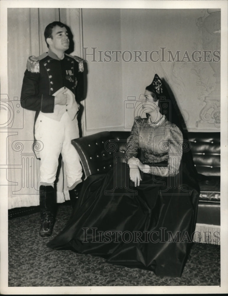 Load image into Gallery viewer, 1939 Press Photo Marjorie Hardy and Robert G. Douglas in Juarez
