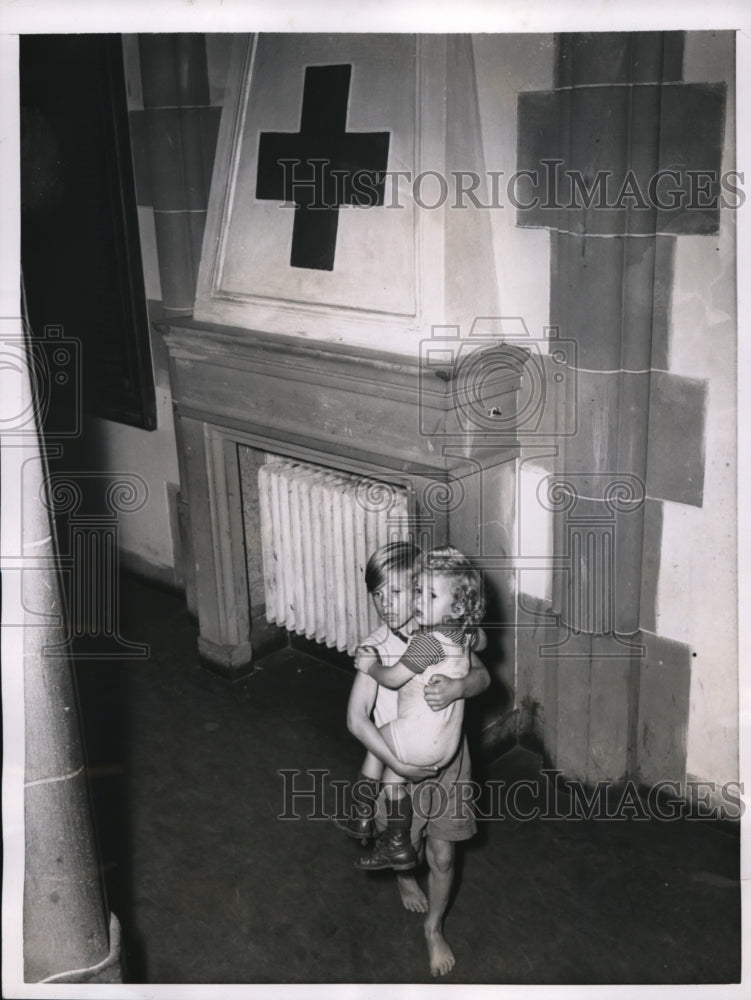 Load image into Gallery viewer, 1955 Press Photo Hans and Liesel at Red Cross Refugee Camp in Berlin
