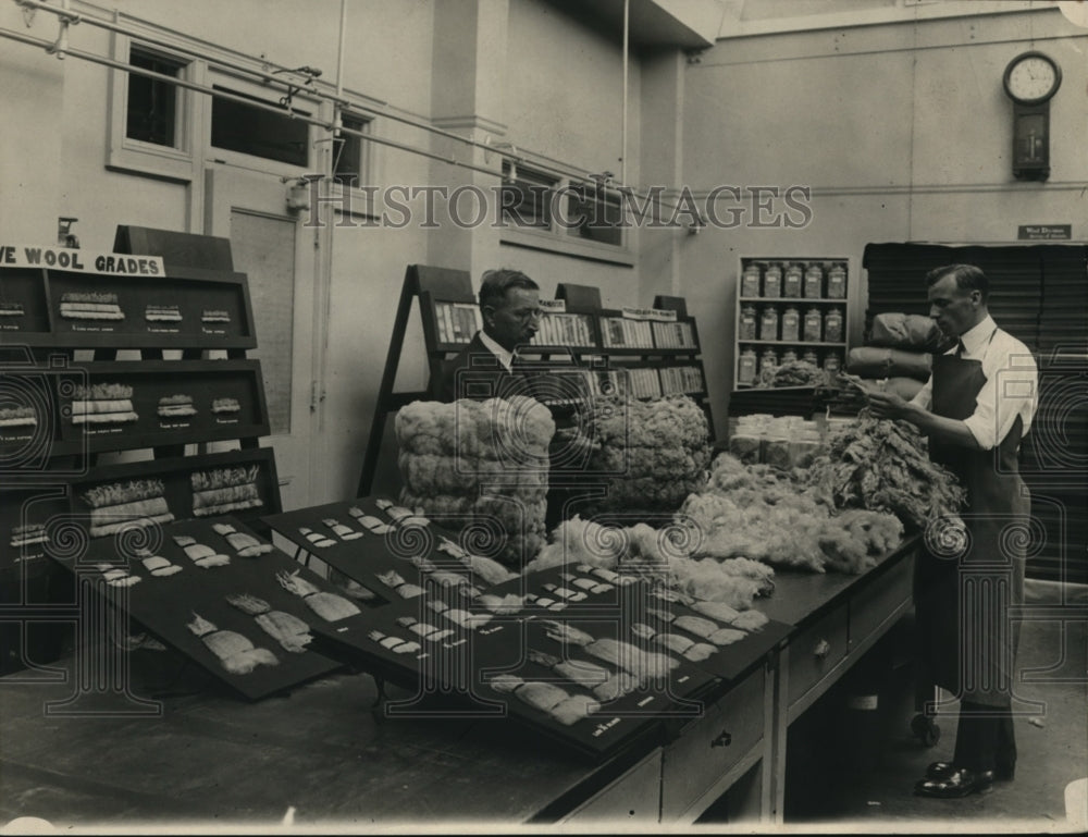 1922 Press Photo Dept of Agriculture grading meal DW Meyer & bales