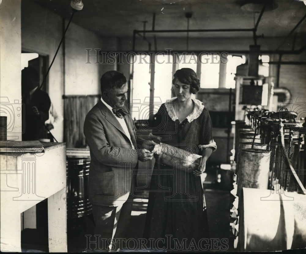 1924 Press Photo Miss Mary Brandon, in charged of the wool laboratory
