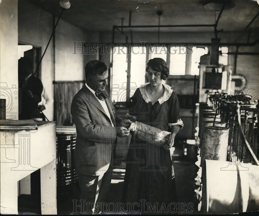 1924 Press Photo Miss Mary Brandon, in charged of the wool laboratory