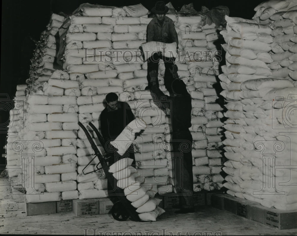 1938 Press Photo Federal Surplus Commodities Corp allocates flour in Ohio