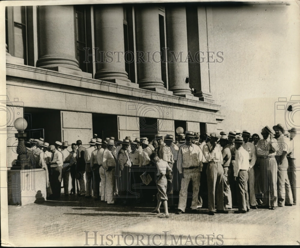 1933 Press Photo Prospective beer dealers line up for permits in Ohio