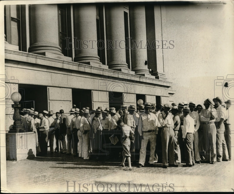 Load image into Gallery viewer, 1933 Press Photo Prospective beer dealers line up for permits in Ohio
