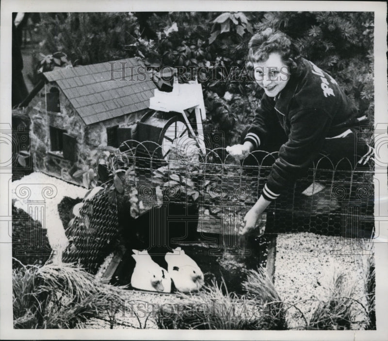 Load image into Gallery viewer, 1959 Press Photo Harrisburg Pa Carol Miller &amp; a miniature flour mill exhibit

