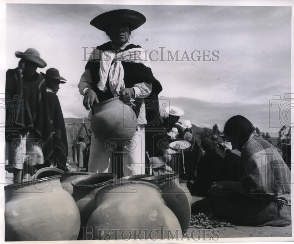 1955 Press Photo Pottery business by the Indians