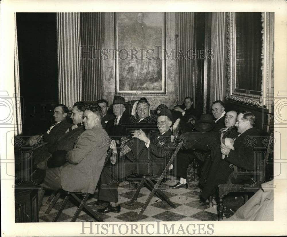 1937 Press Photo Non-Union sit down strikers in Capitol, Gilbert their leader