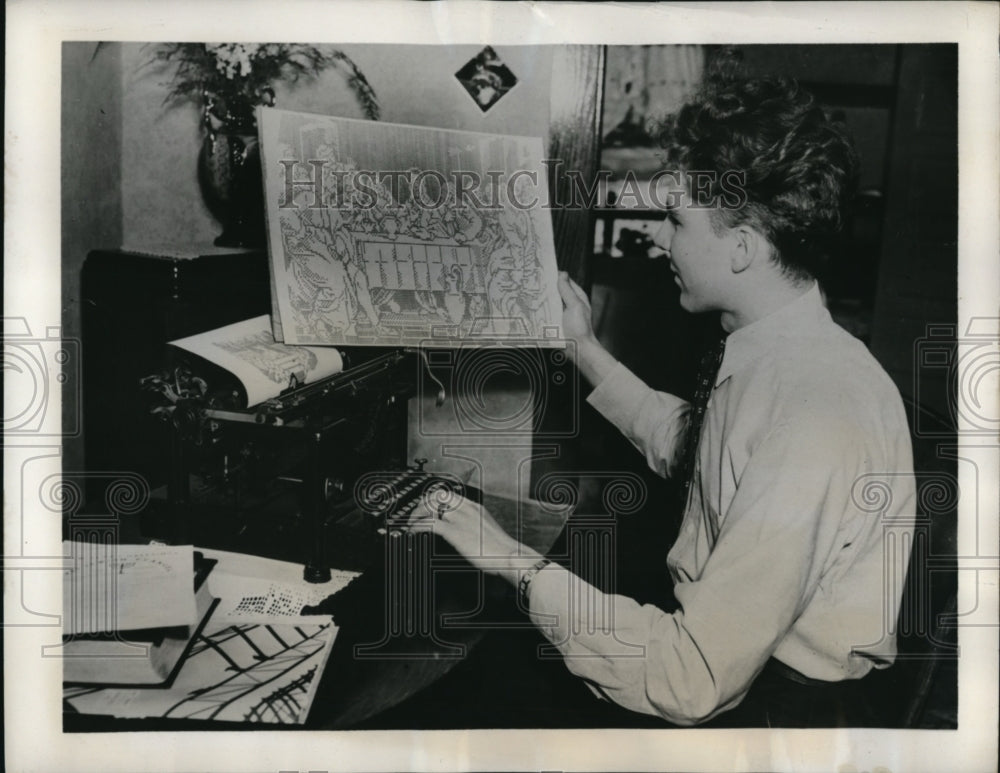 1940 Press Photo Paul Melnitsky Clicks Copies of Paintings with Typewriter