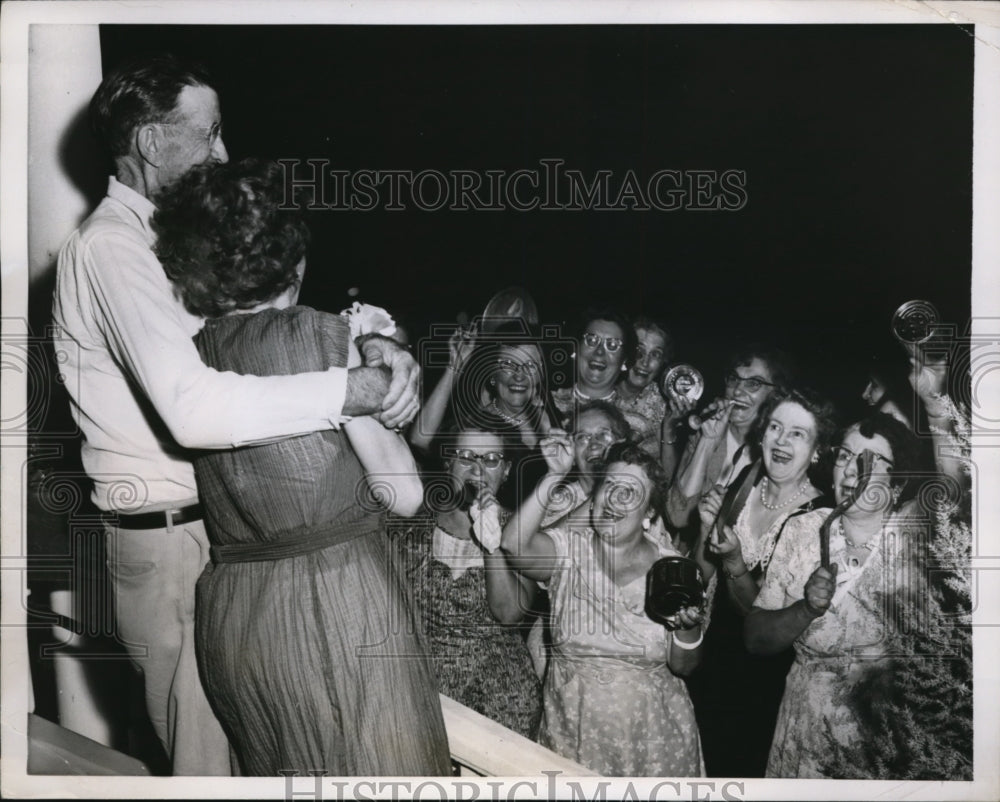 1958 Press Photo Mr & Mrs Claude B Fleenor during a surprise Shivaree in Topeka