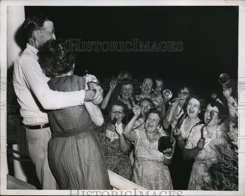 Load image into Gallery viewer, 1958 Press Photo Mr &amp; Mrs Claude B Fleenor during a surprise Shivaree in Topeka
