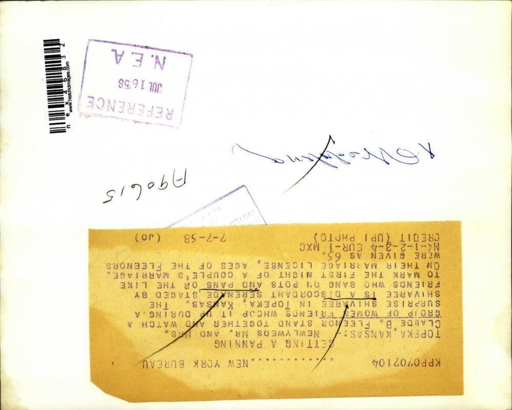 1958 Press Photo Mr & Mrs Claude B Fleenor during a surprise Shivaree in Topeka