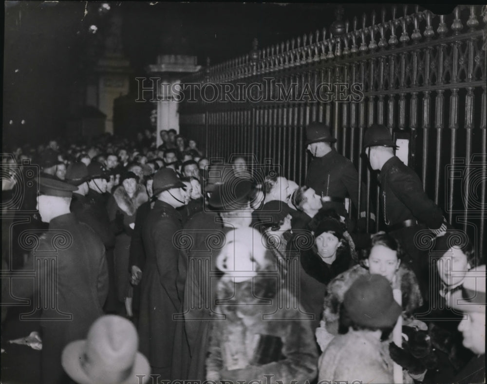 1936 Press Photo Policeman beside the announcement of King's death at the Palace