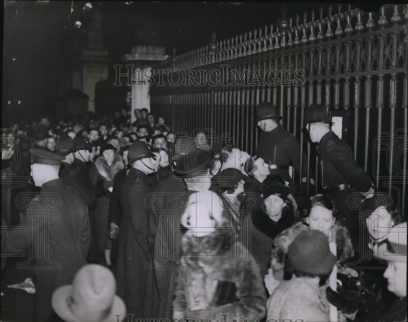 Load image into Gallery viewer, 1936 Press Photo Policeman beside the announcement of King's death at the Palace

