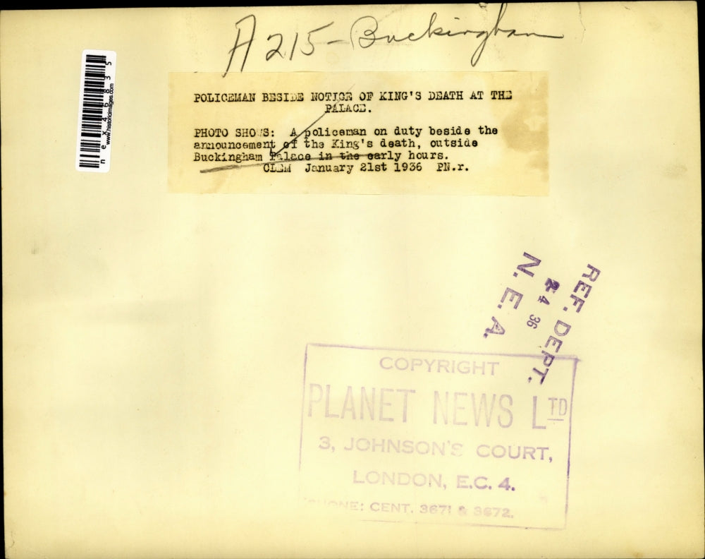 1936 Press Photo Policeman beside the announcement of King's death at the Palace