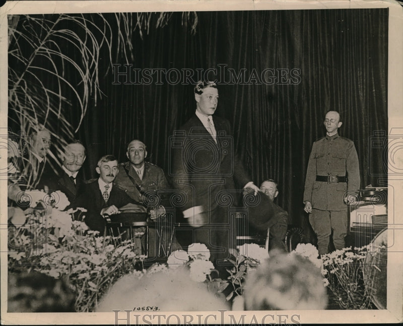 Load image into Gallery viewer, 1922 Press Photo Young Prince of Wales at the Y.M.C.A. Headquarters for soldiers

