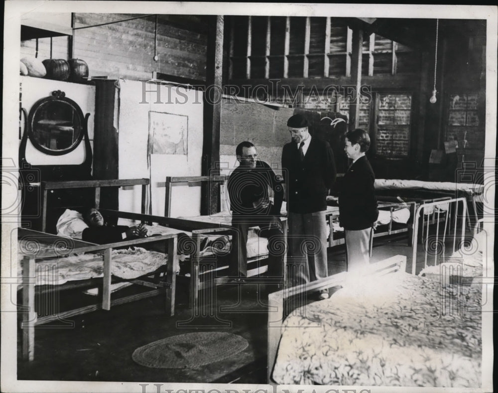 1933 Press Photo Dormitory in Sawmill with Pat Farley the manager