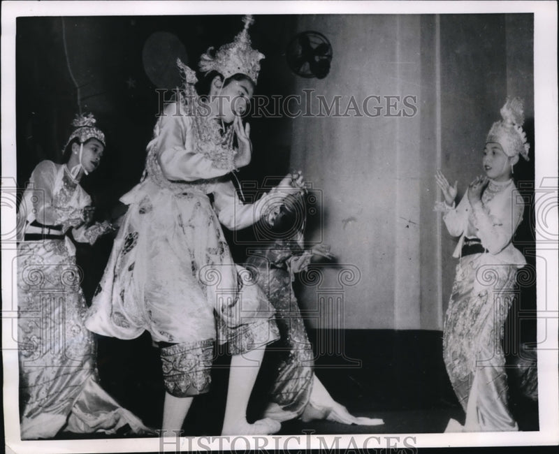 Load image into Gallery viewer, 1954 Press Photo Rangoon Burma dance students perform with Buddhist teacher
