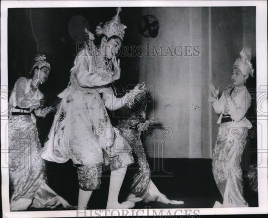 1954 Press Photo Rangoon Burma dance students perform with Buddhist teacher
