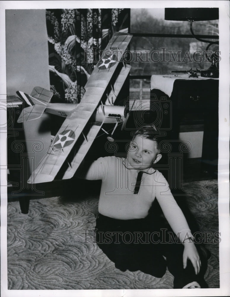1956 Press Photo Cleveland Ohio Phillip Bengo age 8 & model plane