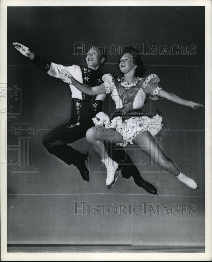 1944 Press Photo Ice Follies skaters Cobby Blake & Ruby Maxson