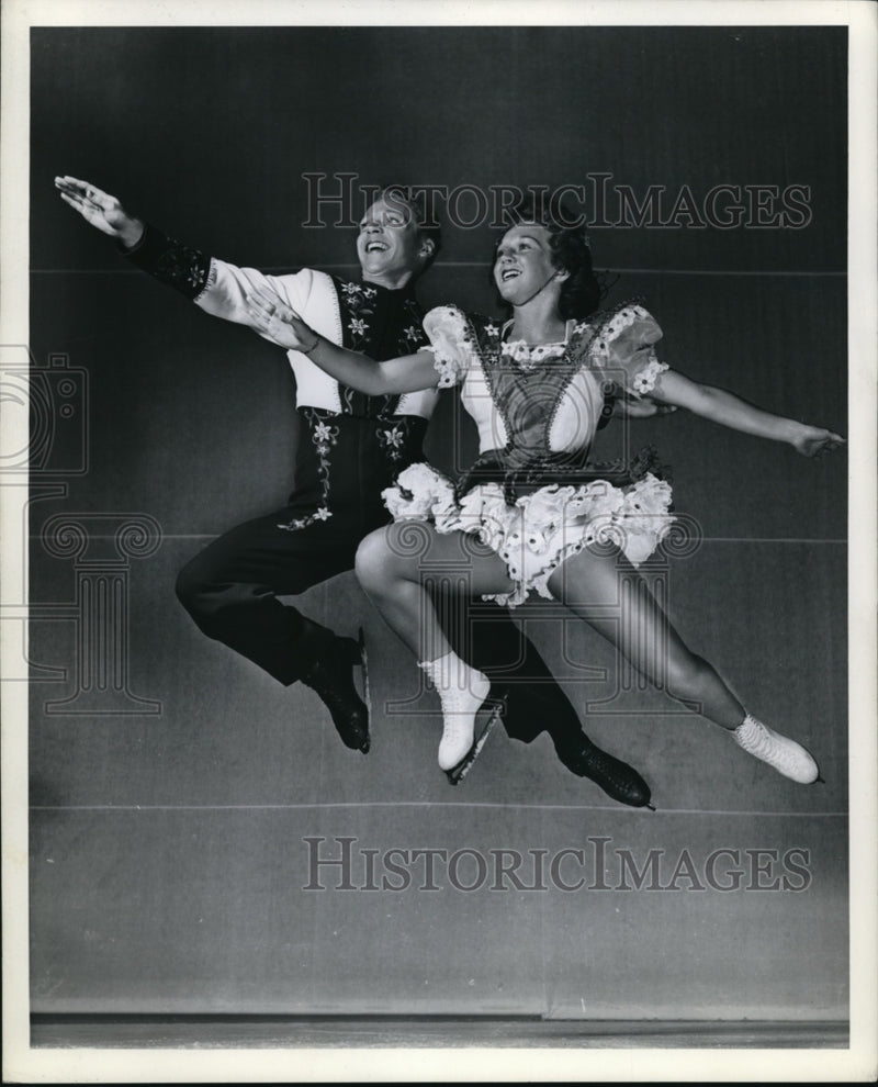 Load image into Gallery viewer, 1944 Press Photo Ice Follies skaters Cobby Blake &amp; Ruby Maxson
