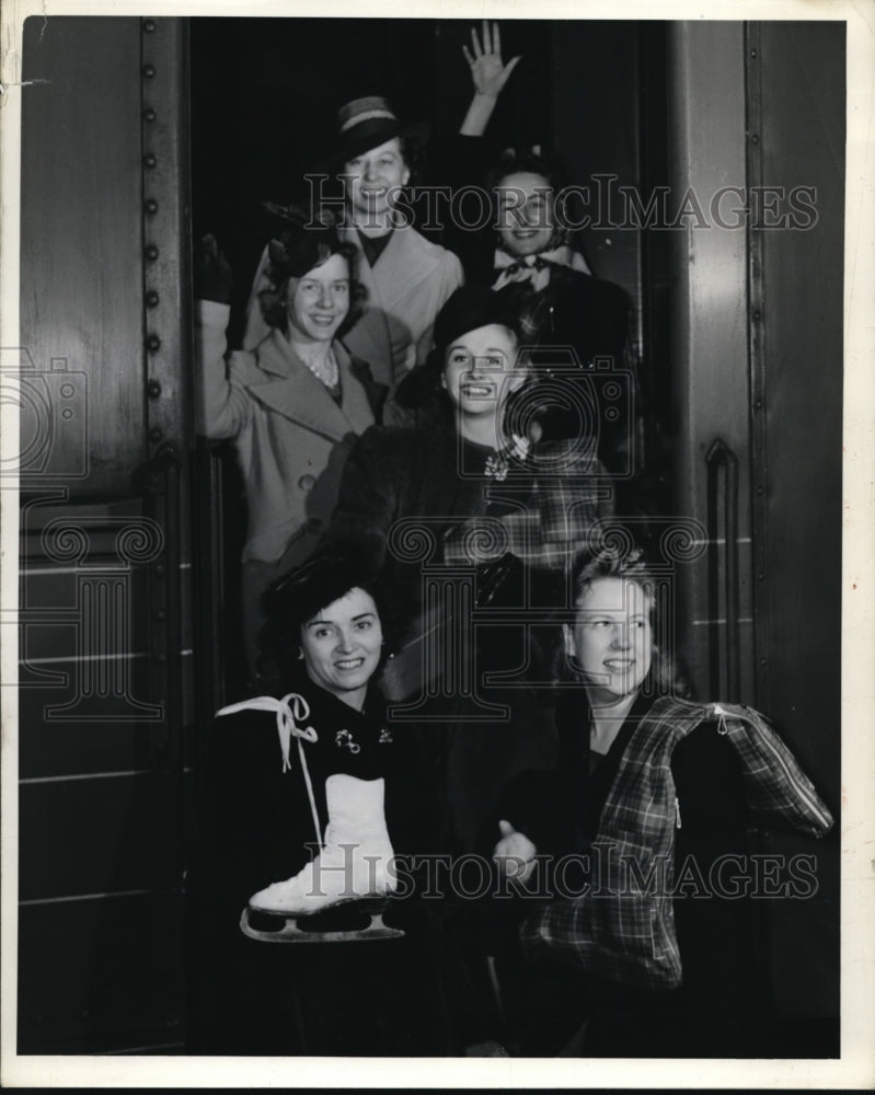 Load image into Gallery viewer, 1941 Press Photo Ice Capades sakters R Brazier, R Ray, J Brennan
