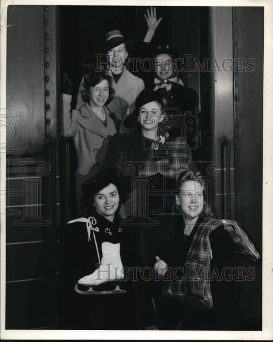 1941 Press Photo Ice Capades sakters R Brazier, R Ray, J Brennan