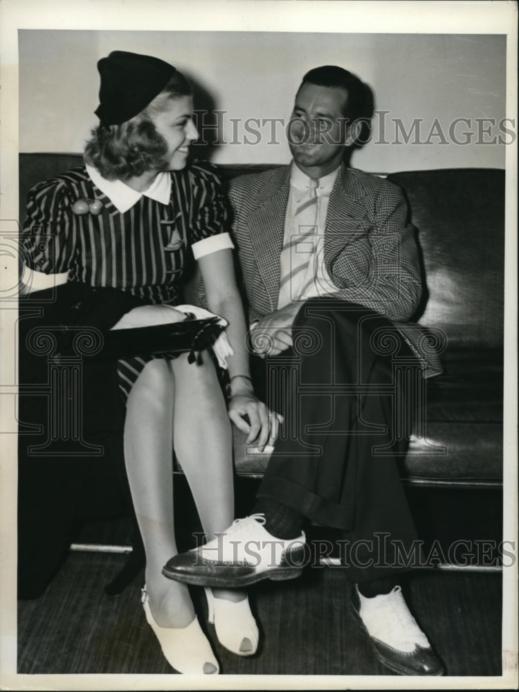 Load image into Gallery viewer, 1938 Press Photo Mr and Mrs Edward Von Glatte on honeymoon in Cleveland
