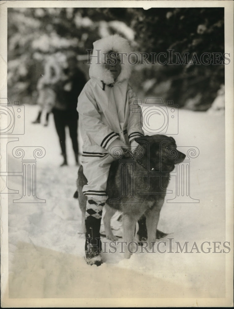 1929 Press Photo Clifford Hendrix Jr & Alaskan dog at Lake Placid NY