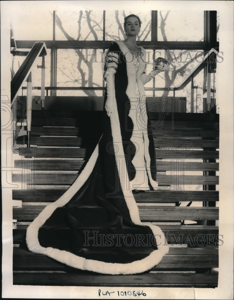 1952 Press Photo Robe for viscountess modeled at Festival designer Peter Russell