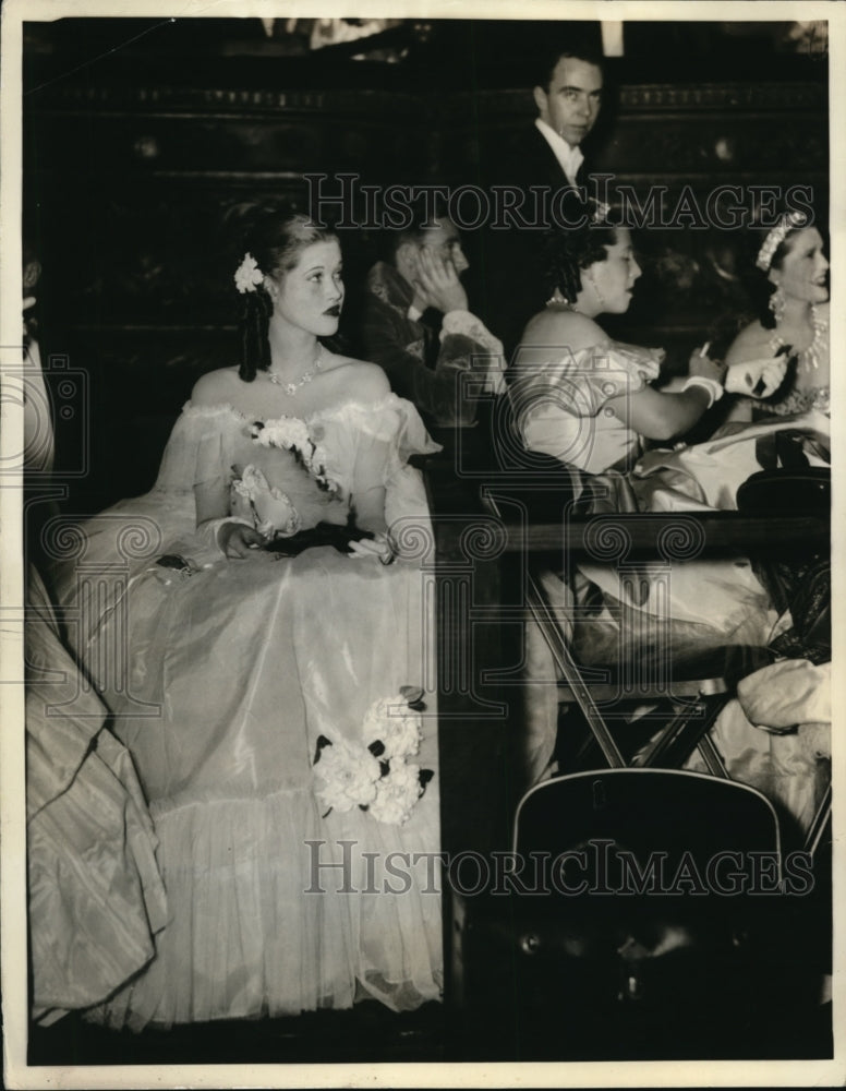 Load image into Gallery viewer, 1933 Press Photo Taylor in costume at the Metropolitan Opera House at Save Opera
