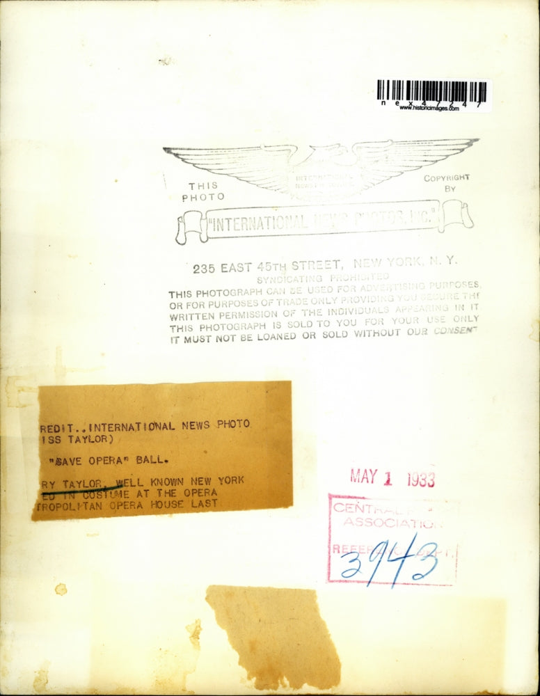 1933 Press Photo Taylor in costume at the Metropolitan Opera House at Save Opera