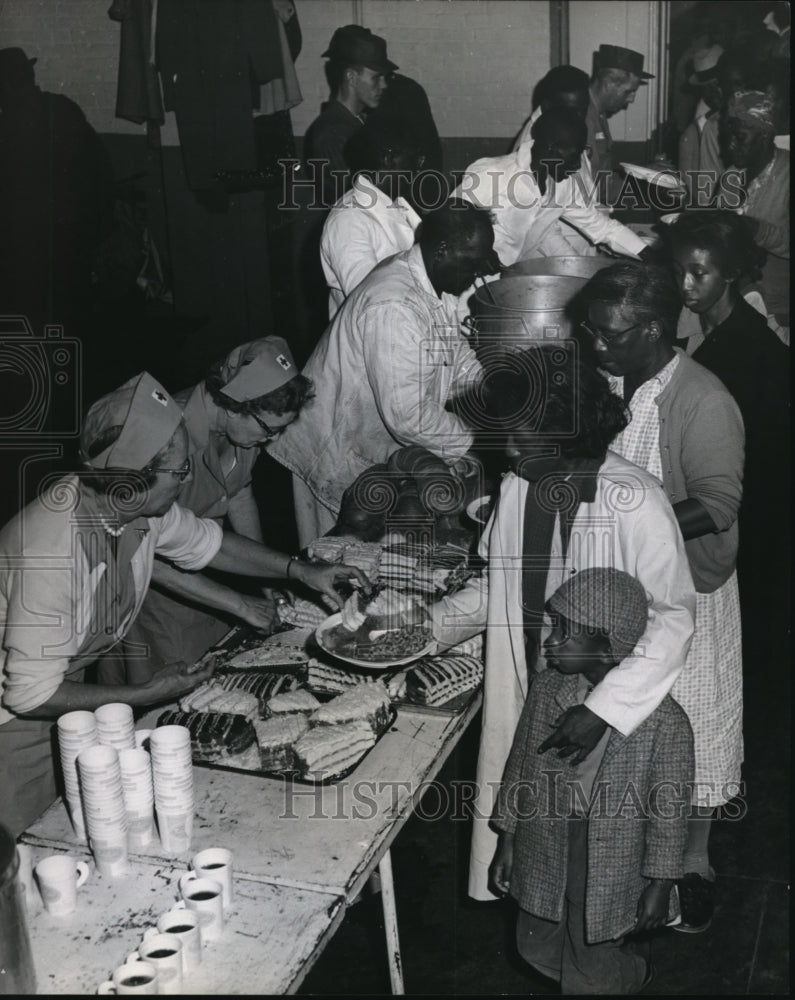 1961 Press Photo Red Cross volunteers and the National guardsmen