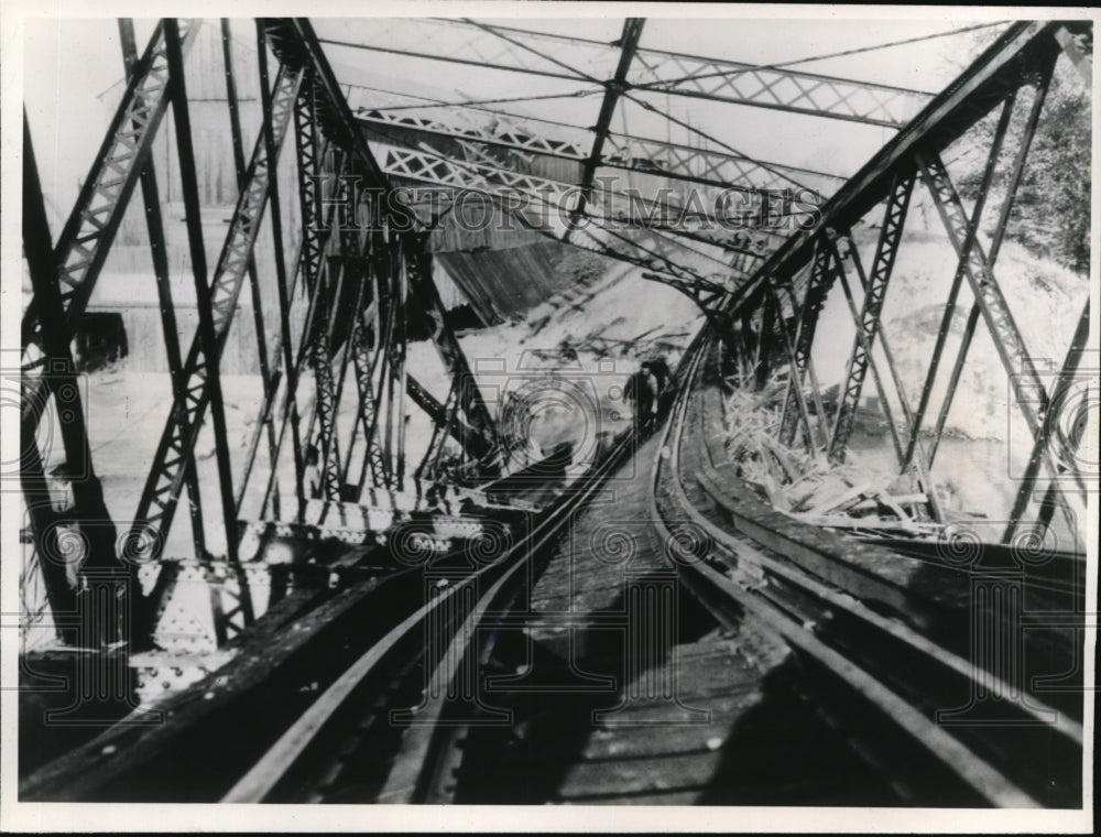 1948 Press Photo Twisted rail over washed out bridge in Rutlant, VT