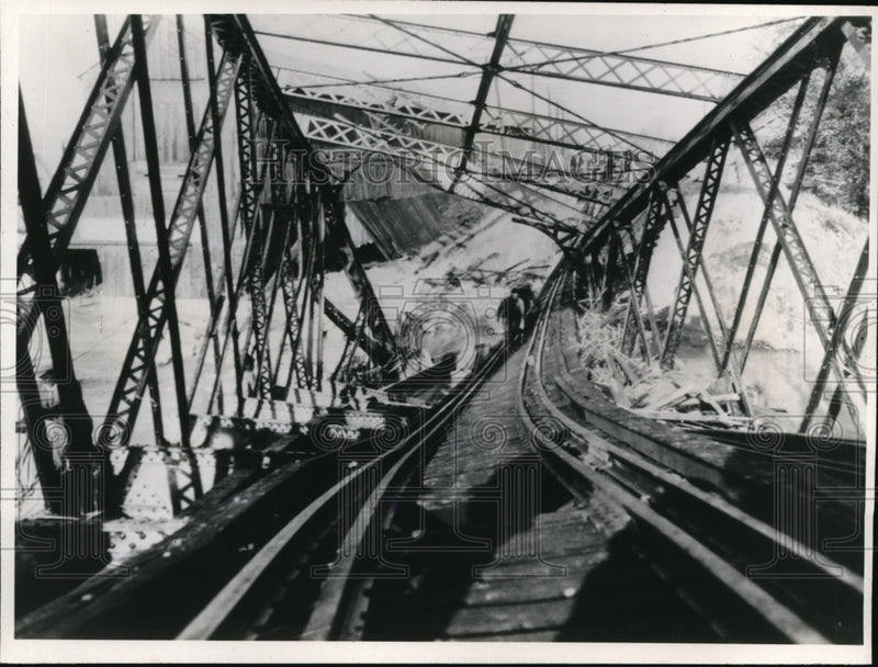 Load image into Gallery viewer, 1948 Press Photo Twisted rail over washed out bridge in Rutlant, VT
