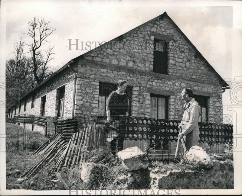 Load image into Gallery viewer, 1949 Press Photo Mr And Mrs Charles Ulrich in front of their Home and shop
