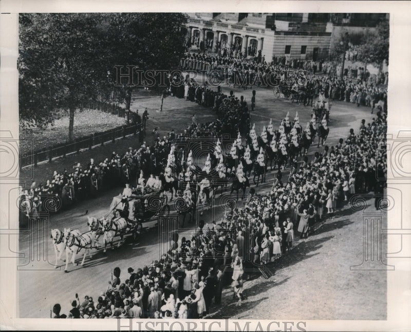 Load image into Gallery viewer, 1948 Press Photo Royal procession to parliament opening King George VI
