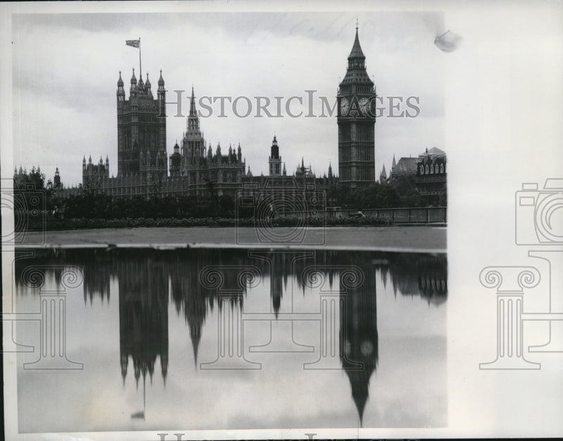 Load image into Gallery viewer, 1961 Press Photo Houses of Parliament and Big Ben Blurred in Thames River

